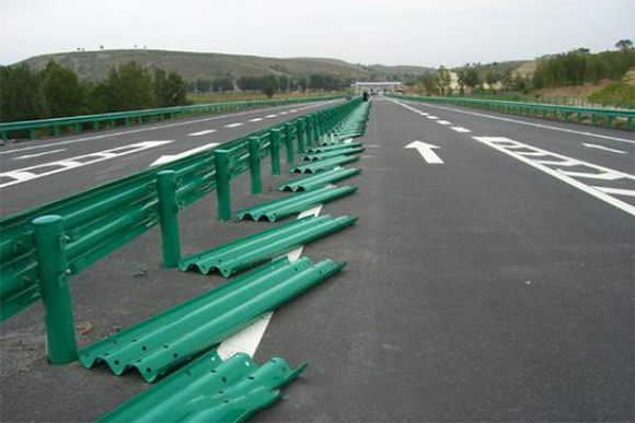 北京波形护栏板施工注意立柱之间距离