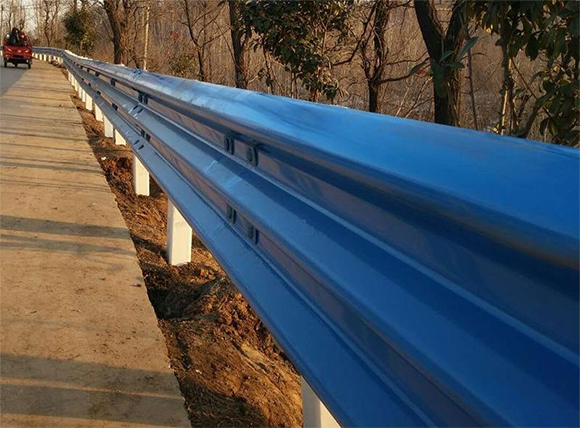 北京公路波形护栏板的优点